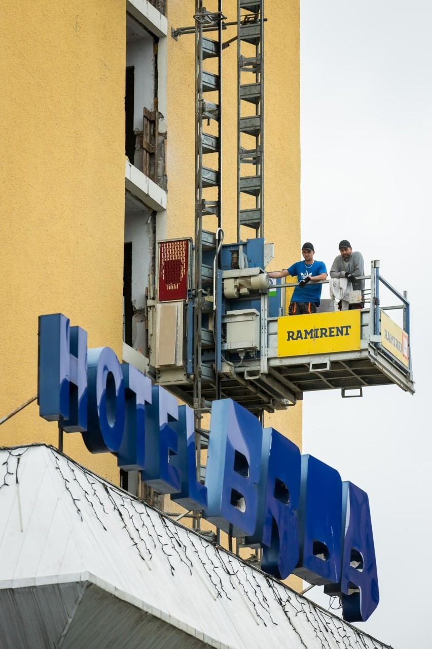 Około 6 metrów szerokości i 1 metr wysokości ma napis „HOTEL...