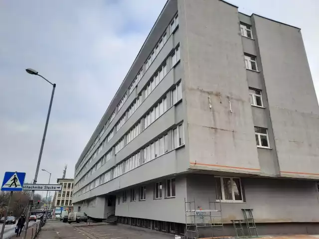 Budynek przy ulicy Damrota w Katowicach, czyli dawna siedziba KHW ma nowego właściciela.Zobacz kolejne zdjęcia. Przesuwaj zdjęcia w prawo - naciśnij strzałkę lub przycisk NASTĘPNE