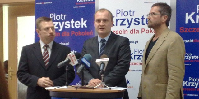 Piotr Krzystek, prezydent Szczecina, na zdjęciu w środku.
