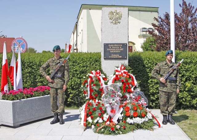 Pod pomnikiem "Zasłużonym w walce o niepodległość ojczyzny&#8221; złożono wiele wiązanek kwiatów.