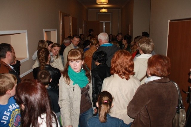 Podczas, gdy dzieci uczestniczyli w lekcji przygotowawczej, rodzice czekali w korytarzu.