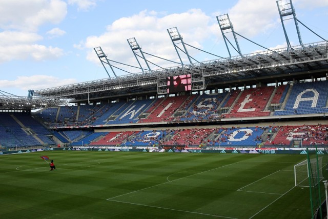 Z powodu pandemii i związanych z tym obostrzeń na stadionie Wisły może zasiadać mniejsza liczba kibiców albo trybuny są zamknięte. To wiąże się z mniejszymi wpływami do kasy miasta z tytułu wynajmu obiektu na mecze piłkarskie.