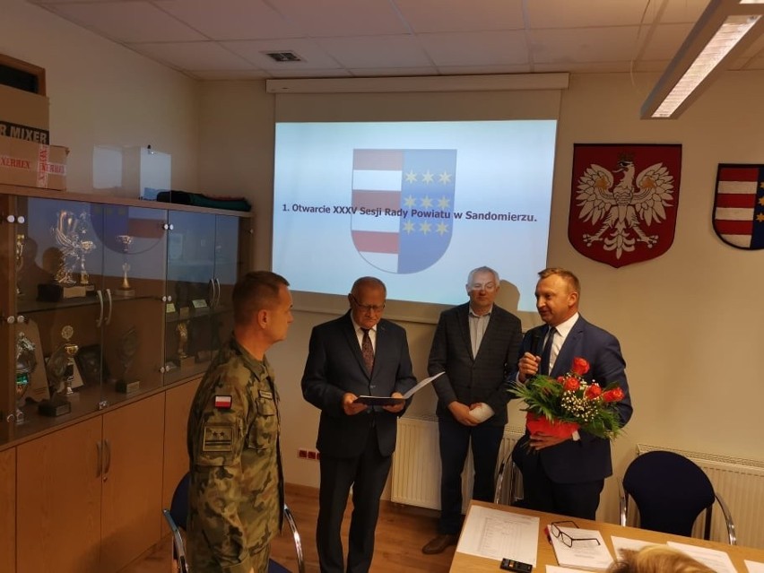Uroczyste pożegnanie na sesji powiatowej komendanta Wojskowej Komendy Uzupełnień  w Sandomierzu. Padło wiele ciepłych słów [ZDJĘCIA] 