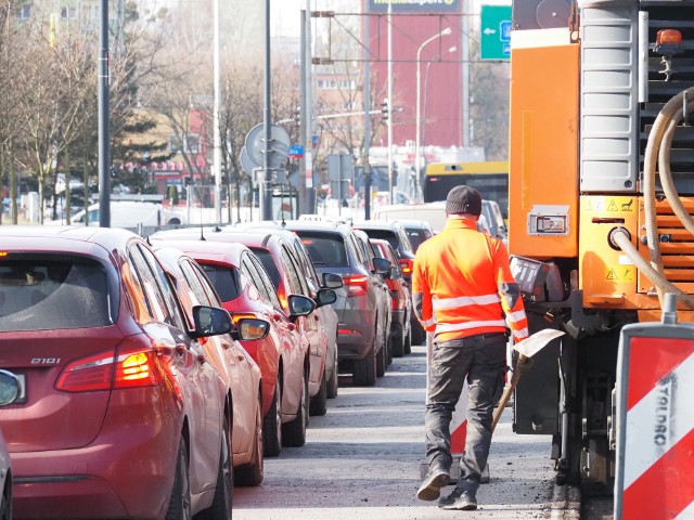 Korki na Lutomierskiej w stronę Teofilowa były równie dokuczliwe, jak te w kierunku centrum. To może dziwić, bo ulica jest nieprzejezdna tylko w jedna stronę - do centrum.