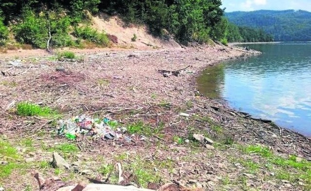 Plastikowe butelki na brzegu Jeziora Żywieckiego