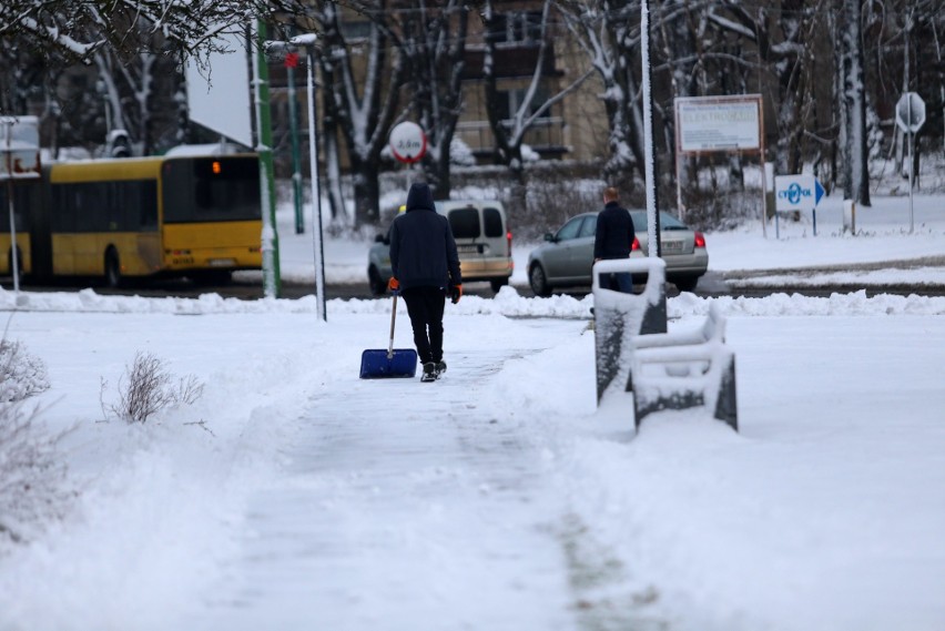 Opady śniegu spowodowały ogromne utrudnienia na drogach....