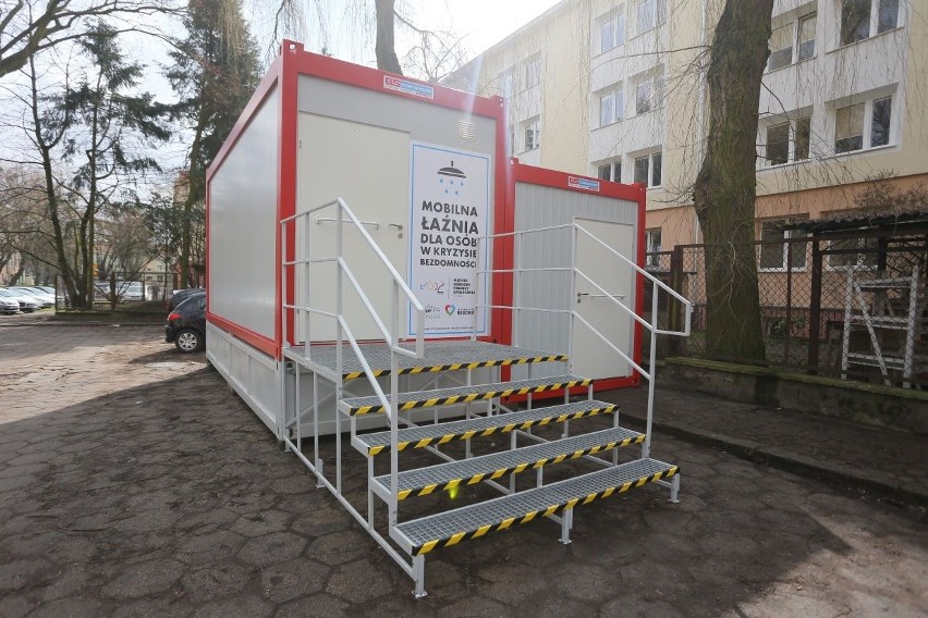 W Łodzi stanęła druga łaźnia miejska dla osób bezdomnych i potrzebujących. Można się w niej kąpać za darmo