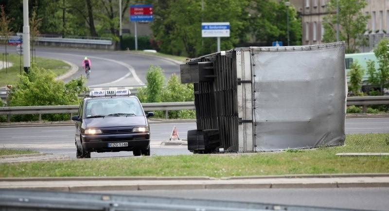 Wypadek na al. Bandurskiego. Z ciężarówki spadła naczepa [zdjęcia]