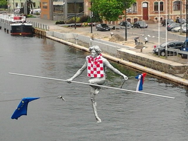 Rzeźba Przechodzący przez rzekę również "wita" Chorwację wśród krajów Unii Europejskiej