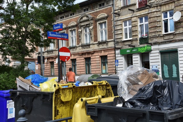 Kontenery stanęły u zbiegu Nawrot i Rostworowskiego, ponieważ śmieciarki mogą dojechać tam omijając remont ulicy Nawrot.