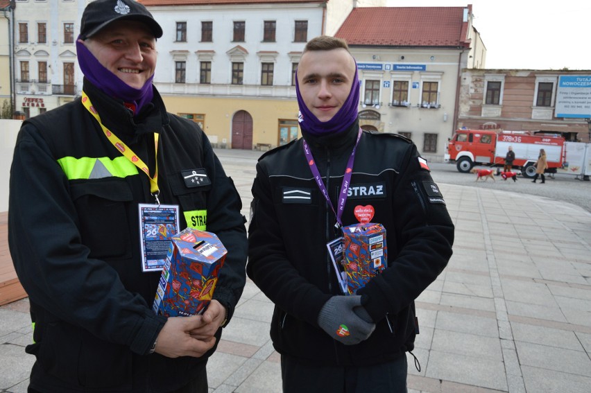 Finał WOŚP na tarnowskim Rynku. Mieszkańcy chętnie wspierają akcję [ZDJĘCIA, WIDEO]