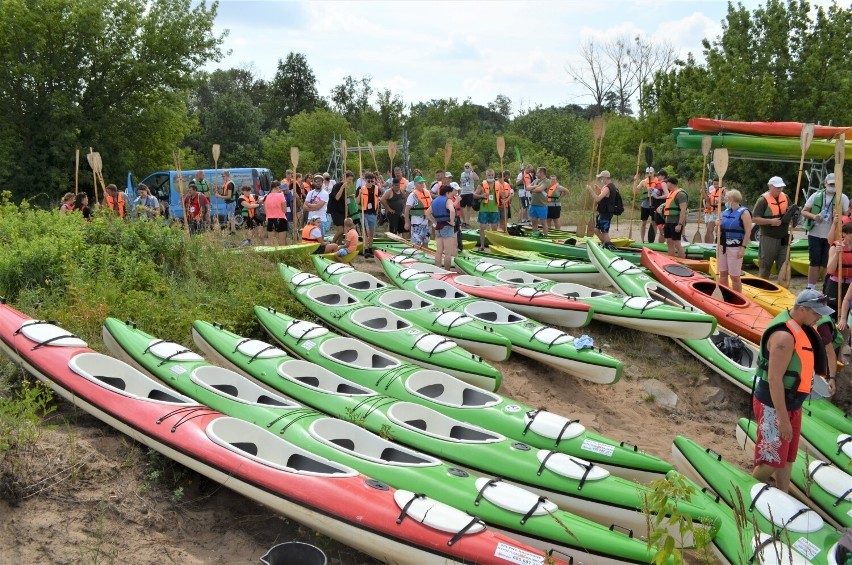 Pierwszy spływ kajakowy "Warta - rzeka pełna tajemnic" w powiecie poddębickim