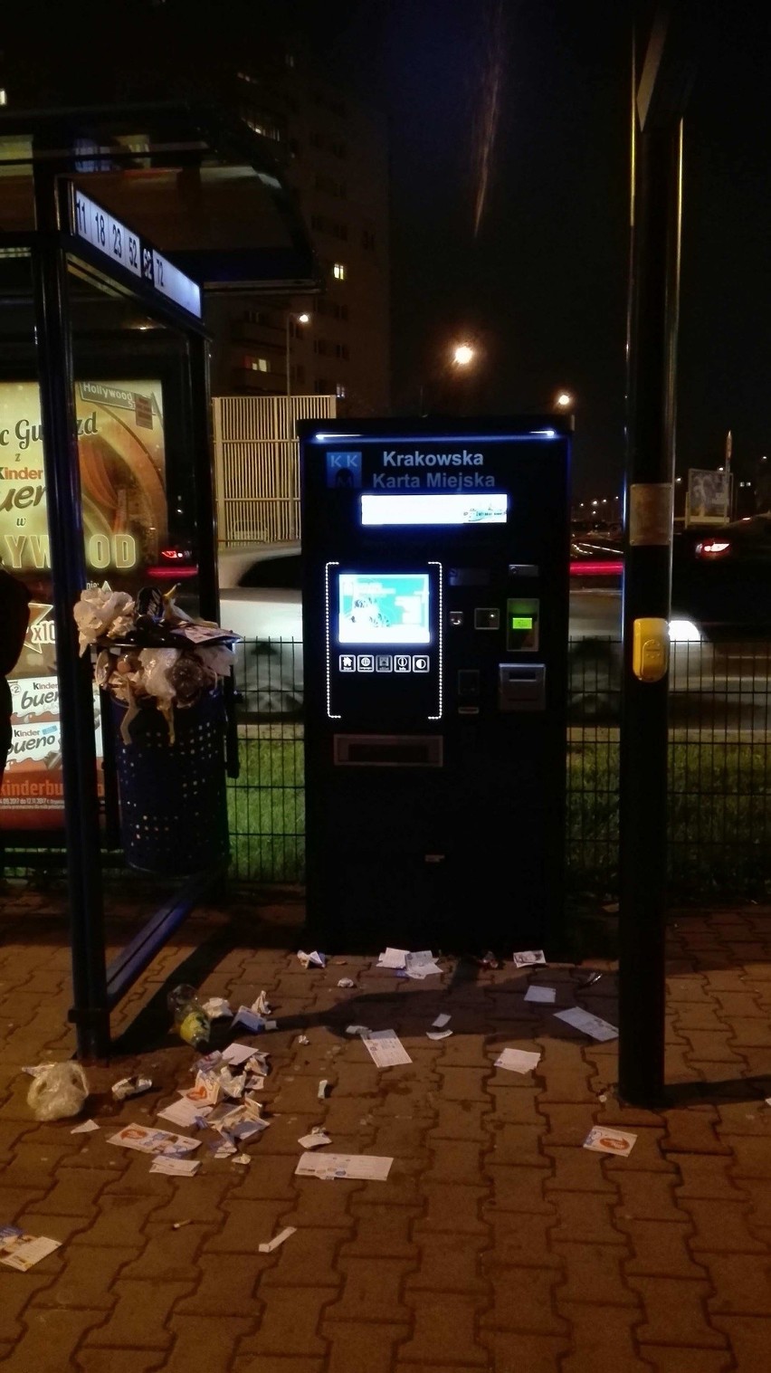 Kraków. Bałagan na przystanku, śmieci poza koszem