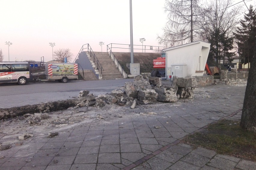 Co to za rozbiórka? Klub żużlowy wymienia stare ogrodzenie stadionu przy Al. Zygmuntowskich