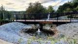 Nowy Sącz. Mostek miłości na Kocich Plantach? Zakochani mogliby przypinać kłódki jako symbol swojej miłości. To pomysł radnego [ZDJĘCIA]