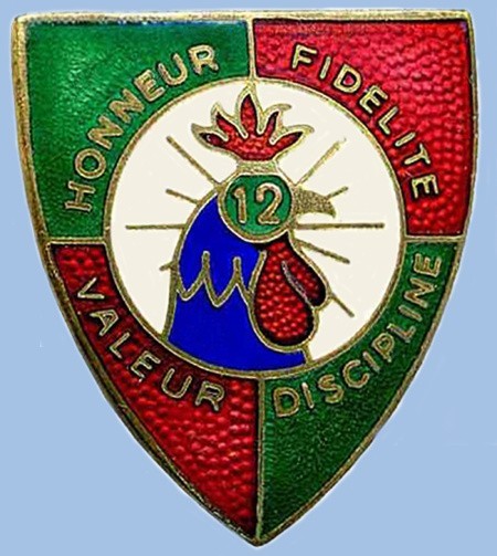 Odznaka 12 RIF w którym służył H. L. Durand z dewizą "Honor,...