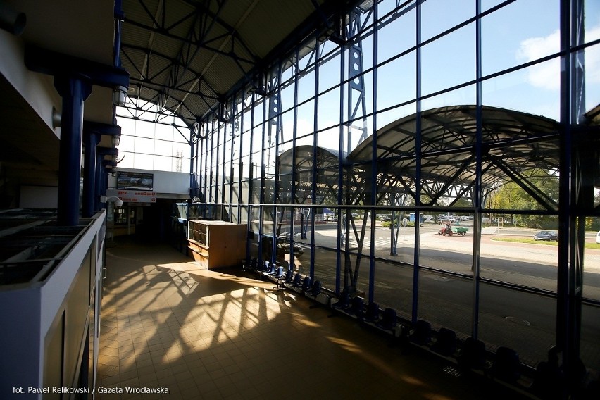 Wrocław: Stary terminal lotniska wciąż działa. Tylko dla bogatych (ZDJĘCIA)