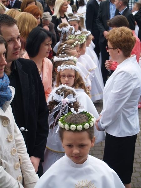 W progach świątyni witał dzieci i ich rodziny ks. Zbigniew...