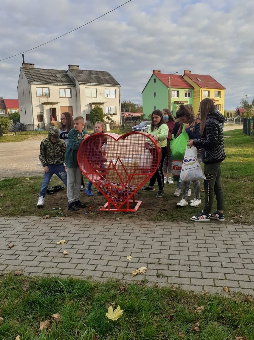 Trzcinno potrafi! W centrum wsi stanął kosz w kształcie serca na nakrętki. To dar nie tylko mieszkańców| ZDJĘCIA