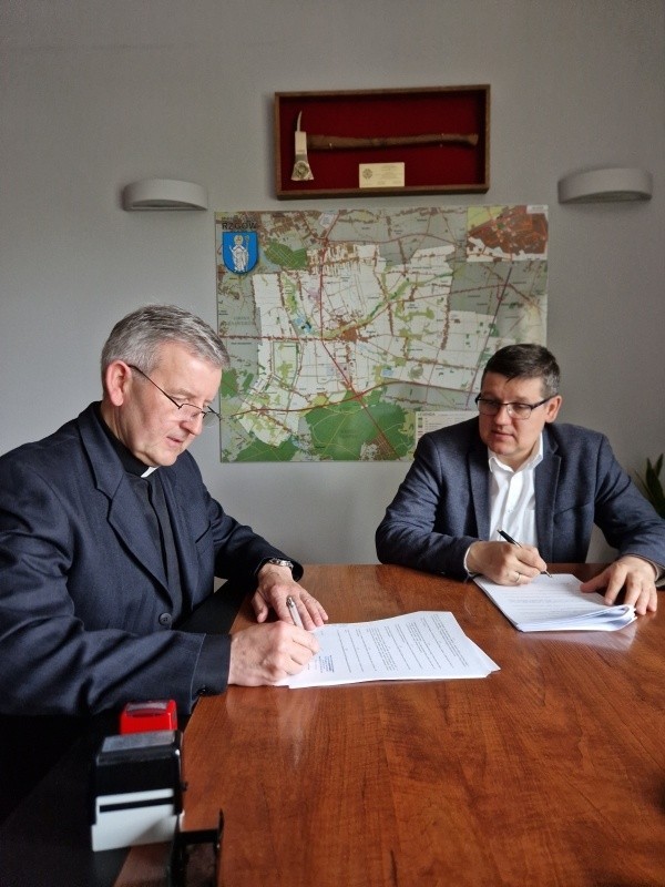 Umowę o przekazaniu dotacji podpisali burmistrz Kamiński i...