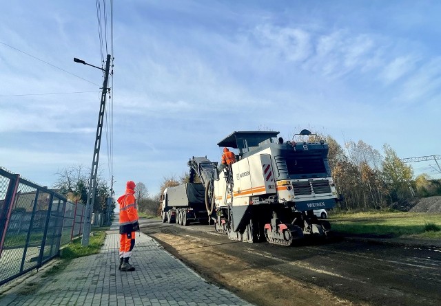 Gmina Olsztyn. Trwa remont drogi w Kusiętach. Droga była w bardzo złym stanie