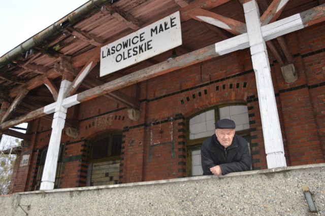Andrzej Künstler pamięta, jak ta stacja kolejowa służyła całym Lasowicom Małym i innym wioskom. A dziś - pustaki w oknach.