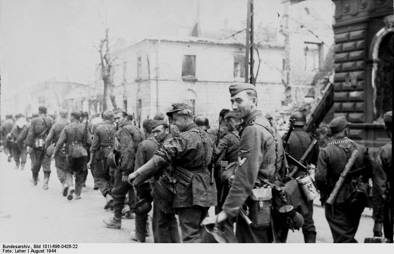 SS-mani z brygady Dirlewangera maszerujący ulicą Chłodną w...