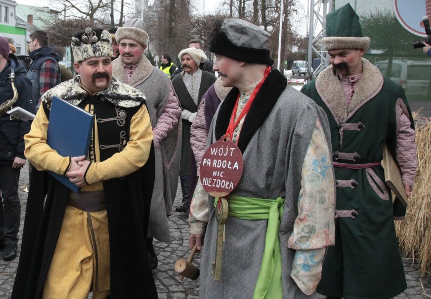 Gmina Jedlińsk. Ścięcie Śmierci 2018. Jedlińskie Kusaki - zwyczaj, który przetrwał kilkaset lat. Korowód przebierańców przeszedł ulicami 