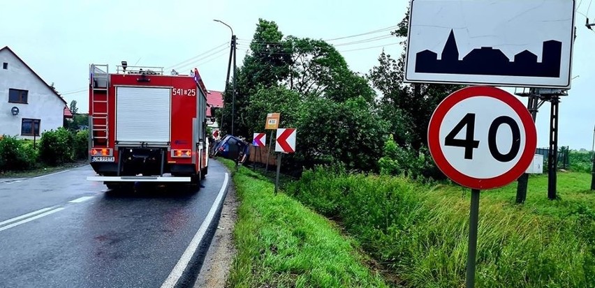 Bus wpadł do rowu i uderzył w słup. Cztery osoby ranne 