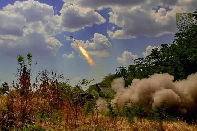 Wojna Rosji przeciwko Ukrainie. Brytyjski ekspert zwrócił uwagę, że otrzymanie przez Ukrainę niedawno systemów rakietowych o większym zasięgu oznacza, że Rosja będzie musiała teraz znacznie przesunąć swoje składy zaopatrzenia, tak aby były poza zasięgiem ukraińskich ataków.