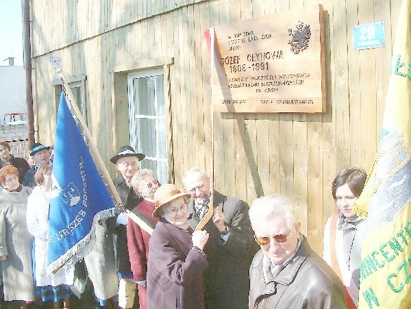 Tablicę pamiątkową z okazji stulecia urodzin  pisarza odsłonili córka Mirosława Giełdon, syn  Józef Ceynowa oraz Józef Literski.