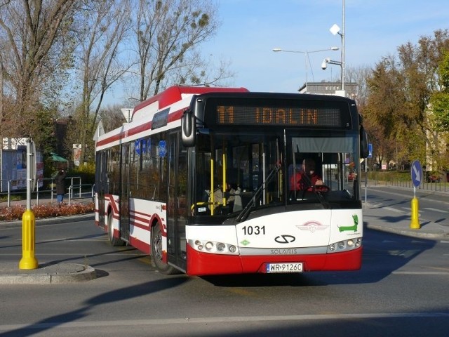 Autobusy linii 11, jadące z Idalina w kierunku osiedla Gołębiów II będą dodatkowo zatrzymywać się na placu Dworcowym (przystanek przy wiacie).