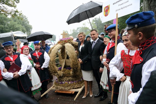 Prezydencka para przy wieńcu z gminy Sędziejowice w powiecie łaskim