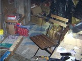 Nielegalny tytoń i alkohol na Bałuckim Rynku. Do schowka na papierosy znajdującego się na strychu prowadziło wejście ukryte w toalecie