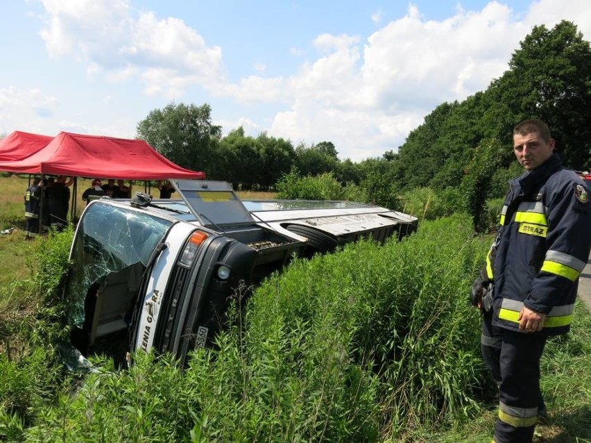 Autobus przewożący 57 pasażerów wypadł z drogi i przewrócił się. 12 osób rannych (ZDJĘCIA)