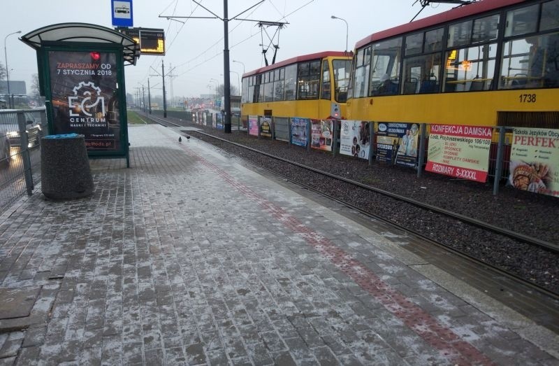 Uwaga na marznący deszcz! Bardzo śliskie drogi i chodniki. Przy dworcu Fabrycznym zderzyły się 24 samochody!