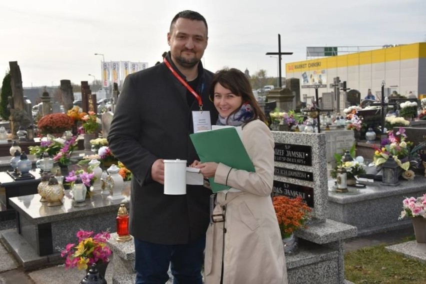 Renata Cuprzyk i Oskar Kałuża kwestowali na cmentarzu przy...