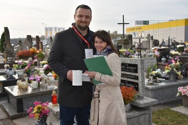 Renata Cuprzyk i Oskar Kałuża kwestowali na cmentarzu przy ulicy Zgodnej.