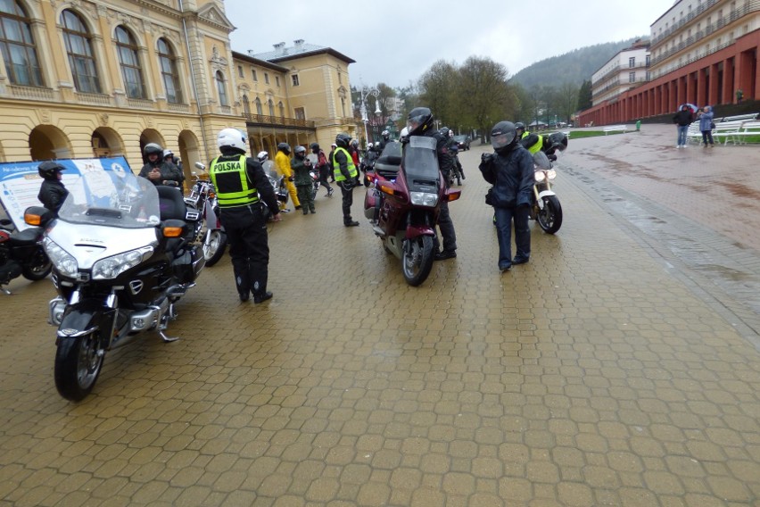 Sądeccy motocykliści rozpoczęli sezon w strugach deszczu [ZDJĘCIA]