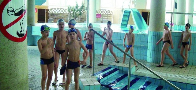 Tylko w takich strojach, jak mają uczniowie z SP 3, chłopcy mogą wejść na basen.