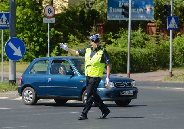 Jednym z elementów służby jest kierowanie ruchem, co sprawdzono na skrzyżowaniu Polnej i Szosy Chełmińskiej