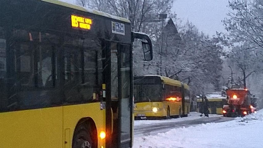 Mikusińskiego w Katowicach zablokowana przez autobusy