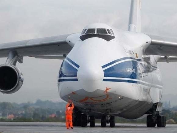 Transportowiec An-124-100 na lotnisku w Jasionce. Zdjęcie archiwalne.