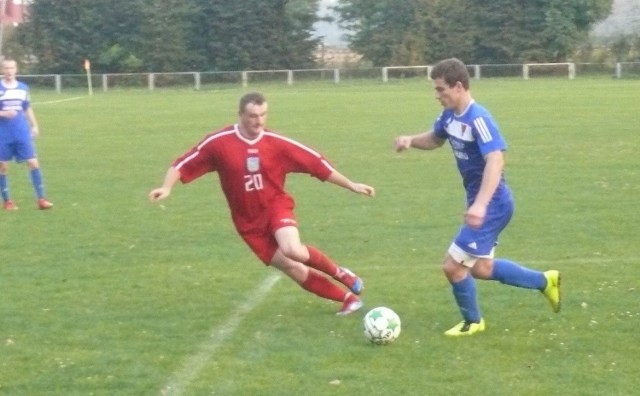 Napastnik Stali Kunów, Mateusz Koterbski (z lewej) strzelil trzy gole w meczu z Zenitem Chmielnik. Z pilka obrońca Zenitu, Sebastian Radomski.