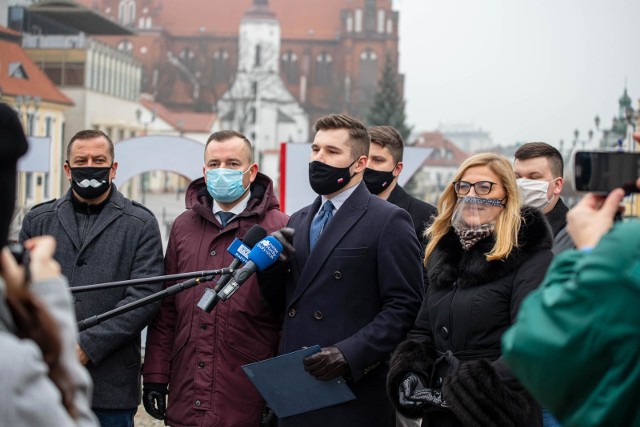 Na zdjęciu (od lewej): Paweł Myszkowski (radny PiS), Henryk Dębowski (szef klubu radnych PiS), Bartosz Sokołowski (Stowarzyszenie dla Polski) i Agnieszka Rzeszewska (radna PiS)