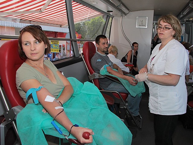Magdalena i Adam Borkowscy razem zdecydowali się pomóc innym. Krew pobierała im pielęgniarka - Krystyna Cichoń