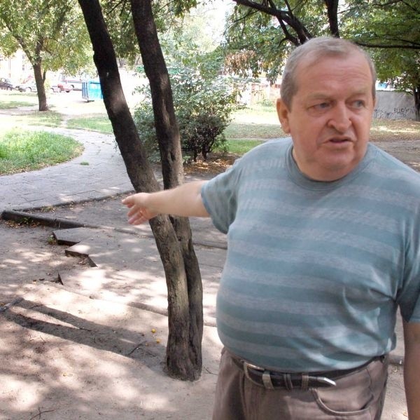 - Na tym podwórku nic się nie robiło przez 40 lat - mówi Stanisław Trześniewski, szef Wspólnoty Mieszkaniowej Mieszkańców bloku mieszkalnego przy ulicy Poniatowskiego 6.
