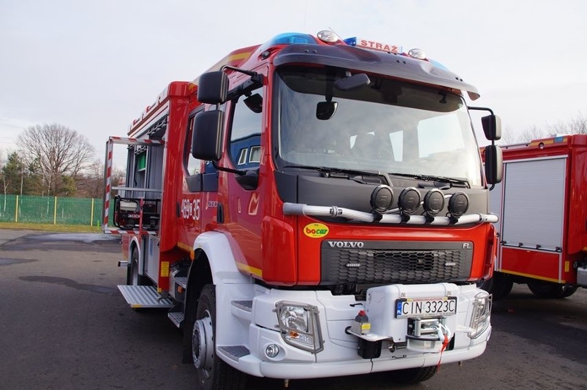 Strażacy z OSP Jaksice otrzymali nowy samochód pożarniczy....