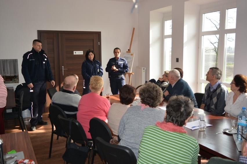 Seniorzy w gminie Bytoń spotkali się z policjantami i dostali wiele pożytecznych  rad