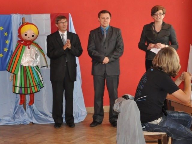 Wicestarosta Andrzej Marek Lenart (z lewej) zwrócił uwagę na wartości stąporkowskich plenerów. Na zdjęciu z wiceburmistrzem Andrzejem Głogowskim.
